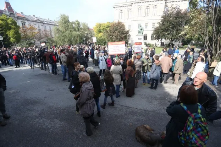 PROSVJED ZA RASKID VATIKANSKIH UGOVORA: Stotinjak okupljenih poručilo: 'Ako vjeruje&scaron;, plati pretplatu!'