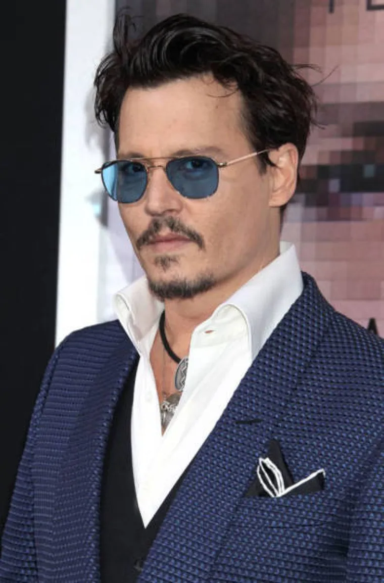 Johnny Depp se voli igrati Barbie lutkama. To mu je postao hobi kada se počeo igrati sa svojom djecom, a lutkama se koristi čak i kako bi si pomogao s nekim ulogama.