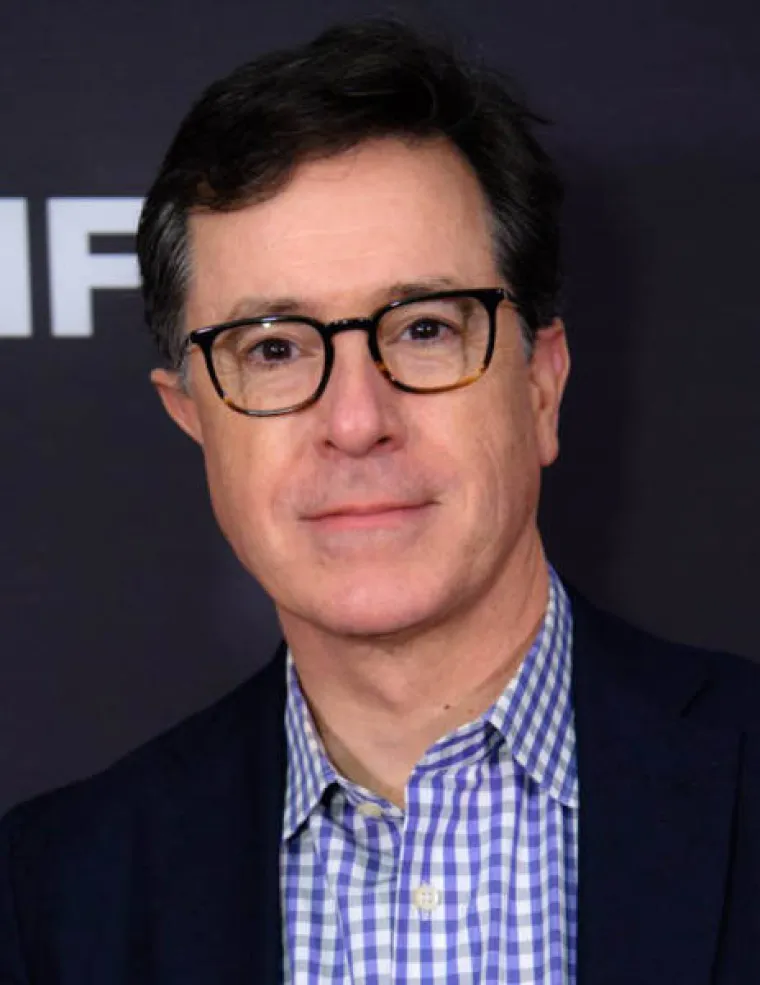 Stephen Colbert, komičar i voditelj  koji ujedno ponosno nosi i titulu najvećeg znalca na području Tolkiena. Ovu titulu pokušali su osporiti već mnogi, no svi su neslavno završili, potpuno posramljeni njegovim znanjem.