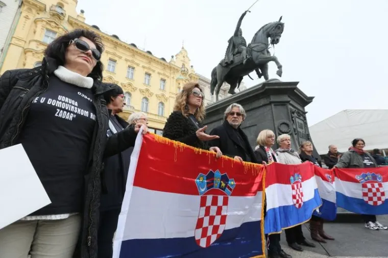 Udruga Žene u Domovinskom Ratu Zadar održala je na Trgu bana Josipa Jelačića prosvjedni skup kao izraz nezadovoljstva protiv odluke o smjeni ministra dr. Zlatka Hasanbegovića. Prosvjednicima se pridružio i dramski umjetnik Božidar Alić.