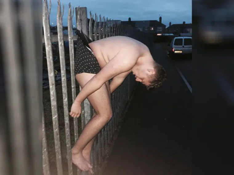 Veliki problem ljudi koji popiju previše je što se dan kasnije ničeg ne sjećaju. Muškarac sa slike neće imati tih problema jer je njegovo pijanstvo zabilježeno kamerom, a fotografija je onda postala metom ismijavanja mnogih koji su na njoj odlučili pokazati svoje vještine fotošopiranja. Neke od njihovih uradaka pogledajte u nastavku.