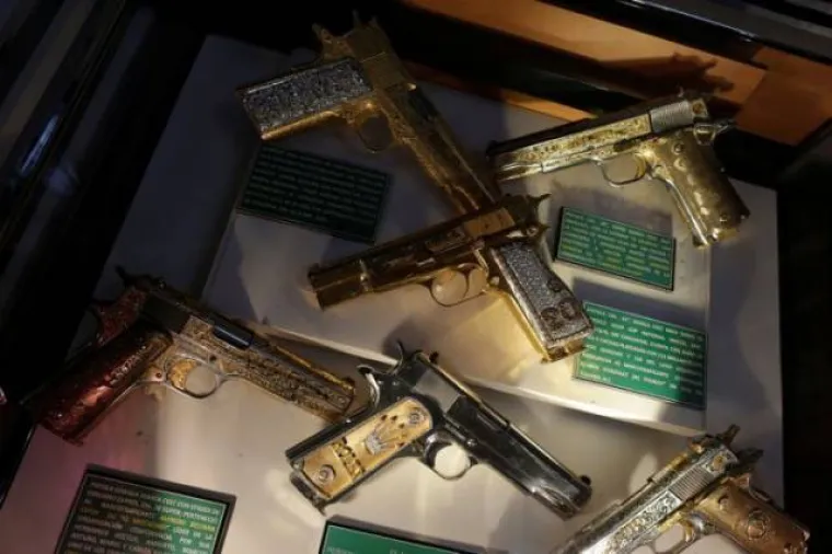 ZAŠTO MAFIJAŠI OBOŽAVAJU KIČ? Pogledajte samo njihove pištolje, stvarno šteta novaca