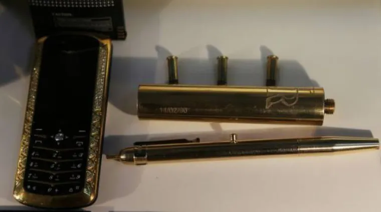 ZA&Scaron;TO MAFIJA&Scaron;I OBOŽAVAJU KIČ? Pogledajte samo njihove pi&scaron;tolje, stvarno &scaron;teta novaca