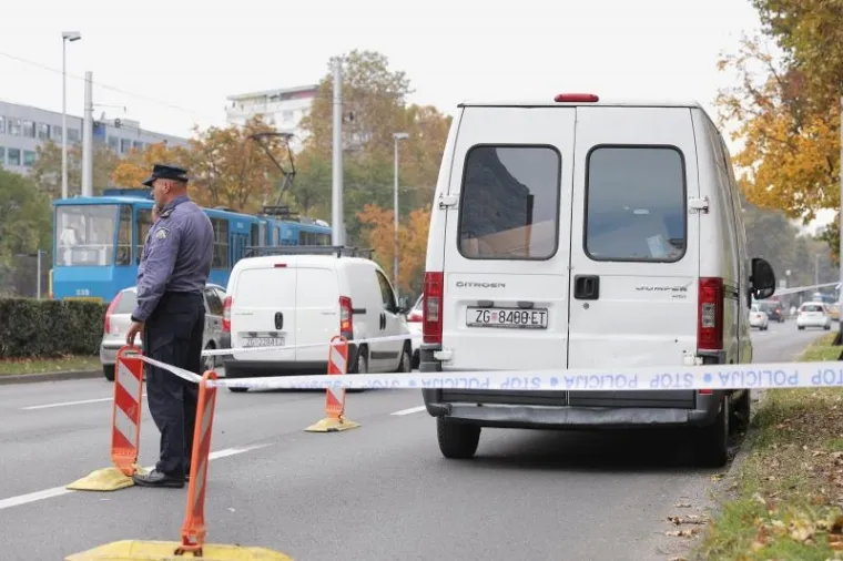 Policija pretražuje kombi na Vukovarskoj ulici koji je navodno povezan s kriminalnim radnjama.