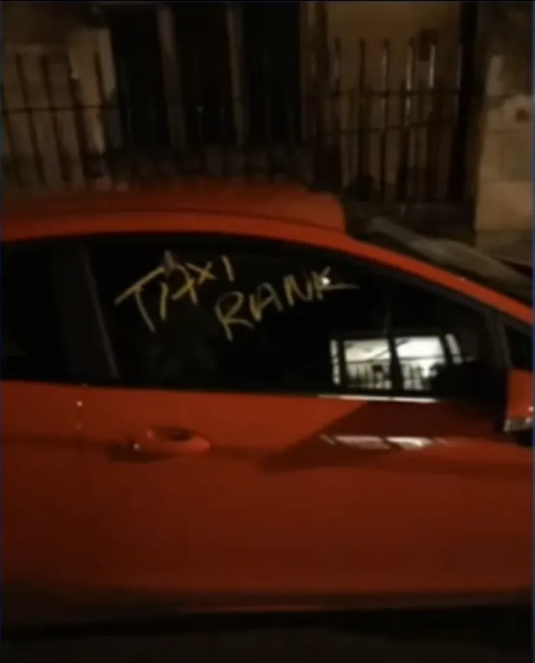 Dokaz je bio slika njegovog automobila, na čijem prozoru je napisano da se parkirao na mjesto za taksi.