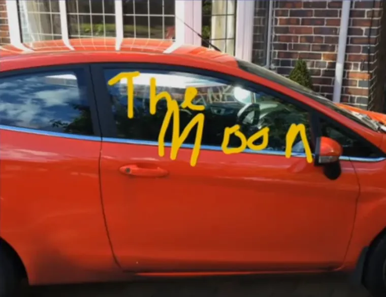 Na prozoru svojeg stakla napisao je Mjesec.