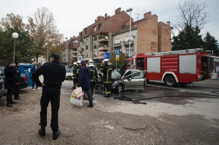Zagreb - U Trakošćanskoj ulici u vožnji se zapalio automobil marke Peugeot. Vozač je uspio stati sa strane i nije ozlijeđen. Vatrogasci su ugasili požar.