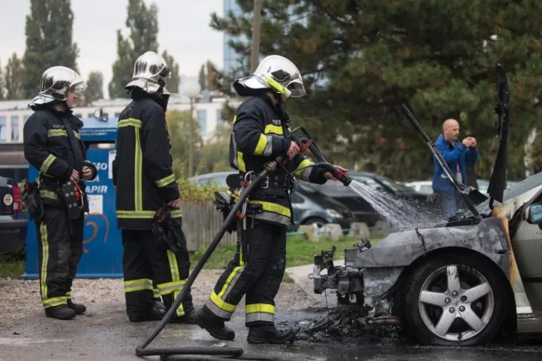 VATRENA DRAMA U ZAGREBU: Vozač usred grada spašavao glavu iz gorućeg automobila