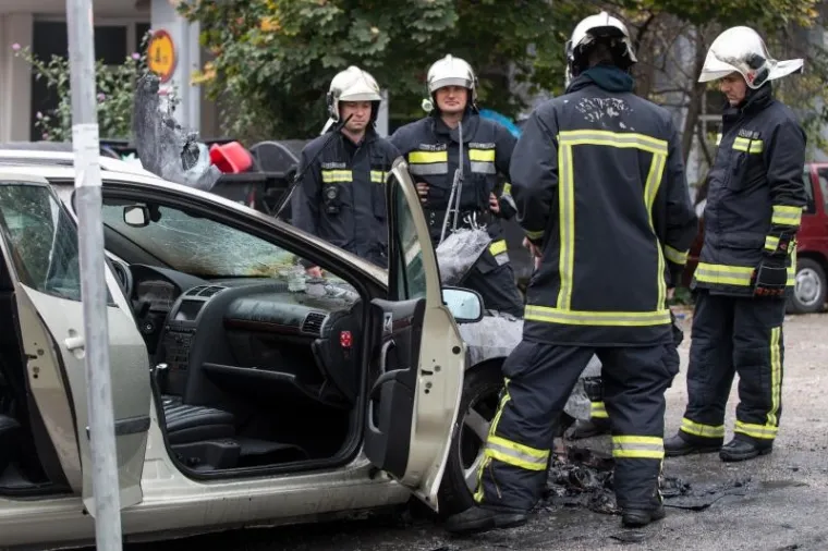 VATRENA DRAMA U ZAGREBU: Vozač usred grada spa&scaron;avao glavu iz gorućeg automobila