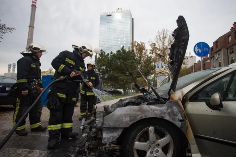 VATRENA DRAMA U ZAGREBU: Vozač usred grada spa&scaron;avao glavu iz gorućeg automobila
