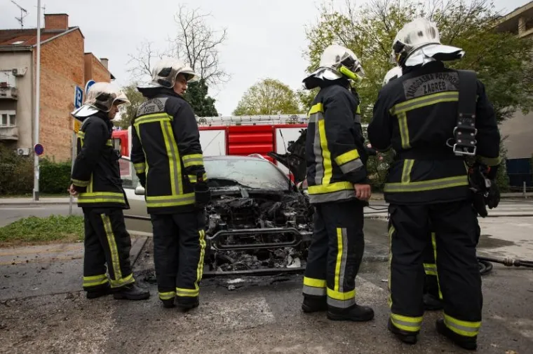 VATRENA DRAMA U ZAGREBU: Vozač usred grada spa&scaron;avao glavu iz gorućeg automobila
