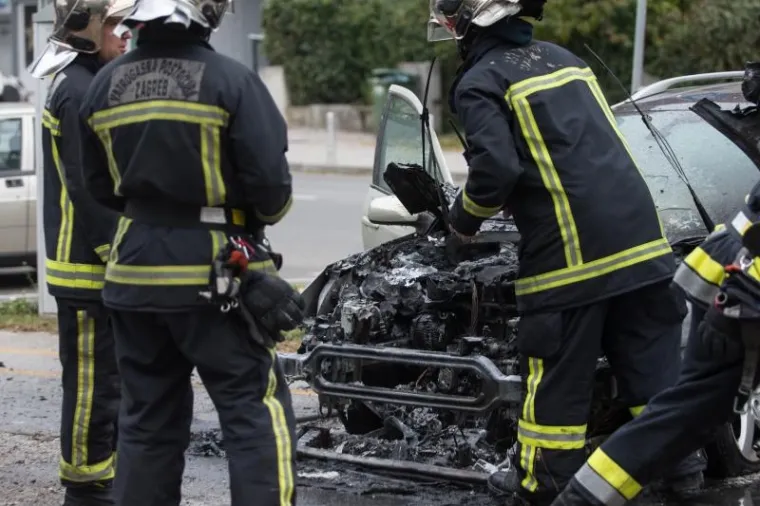 VATRENA DRAMA U ZAGREBU: Vozač usred grada spa&scaron;avao glavu iz gorućeg automobila