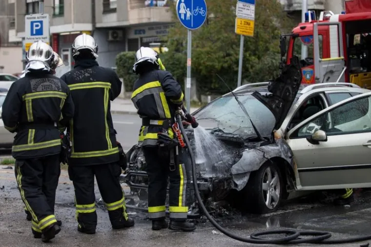 VATRENA DRAMA U ZAGREBU: Vozač usred grada spa&scaron;avao glavu iz gorućeg automobila
