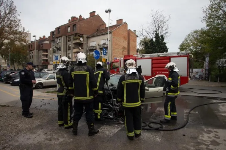 VATRENA DRAMA U ZAGREBU: Vozač usred grada spa&scaron;avao glavu iz gorućeg automobila