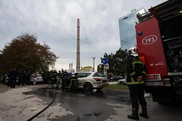 VATRENA DRAMA U ZAGREBU: Vozač usred grada spa&scaron;avao glavu iz gorućeg automobila