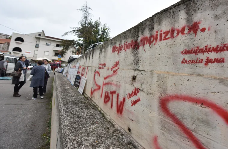 &Scaron;ibenik: Grafit na zidu ispred bolnice gdje vjernici mole protiv pobačaja