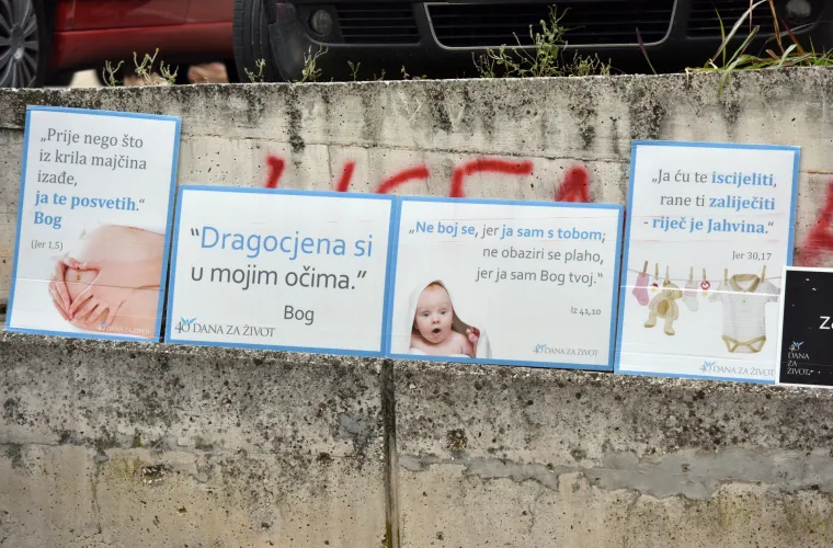 &Scaron;ibenik: Grafit na zidu ispred bolnice gdje vjernici mole protiv pobačaja