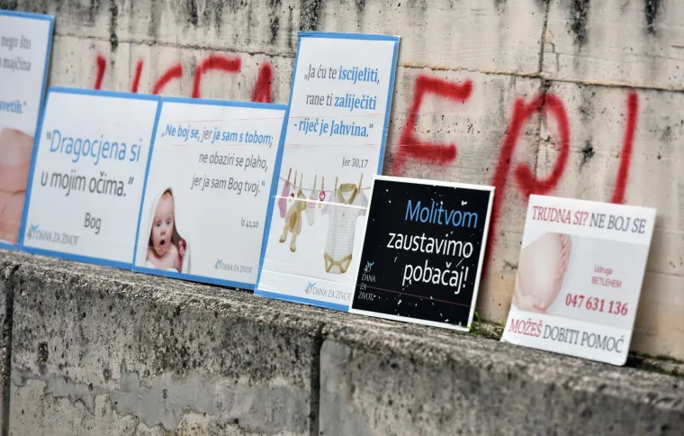 &Scaron;ibenik: Grafit na zidu ispred bolnice gdje vjernici mole protiv pobačaja