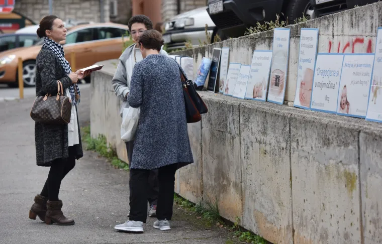 &Scaron;ibenik: Grafit na zidu ispred bolnice gdje vjernici mole protiv pobačaja