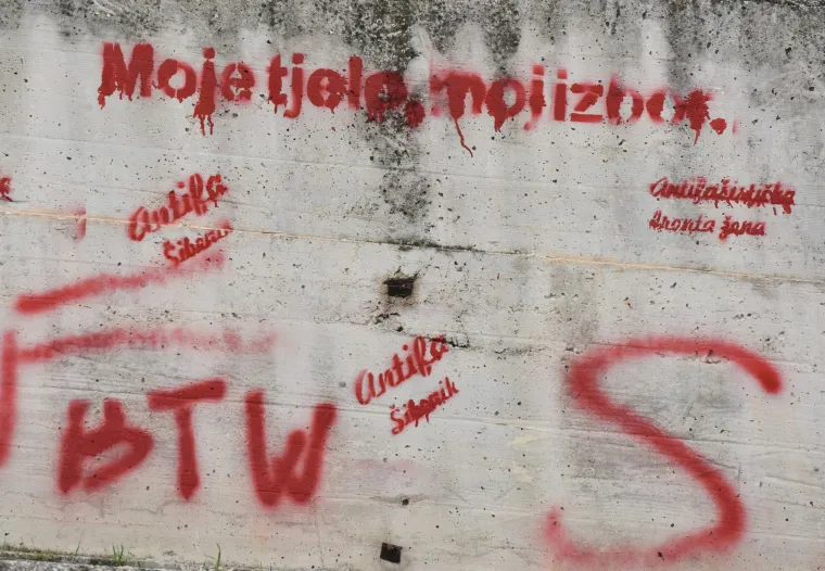 &Scaron;ibenik: Grafit na zidu ispred bolnice gdje vjernici mole protiv pobačaja