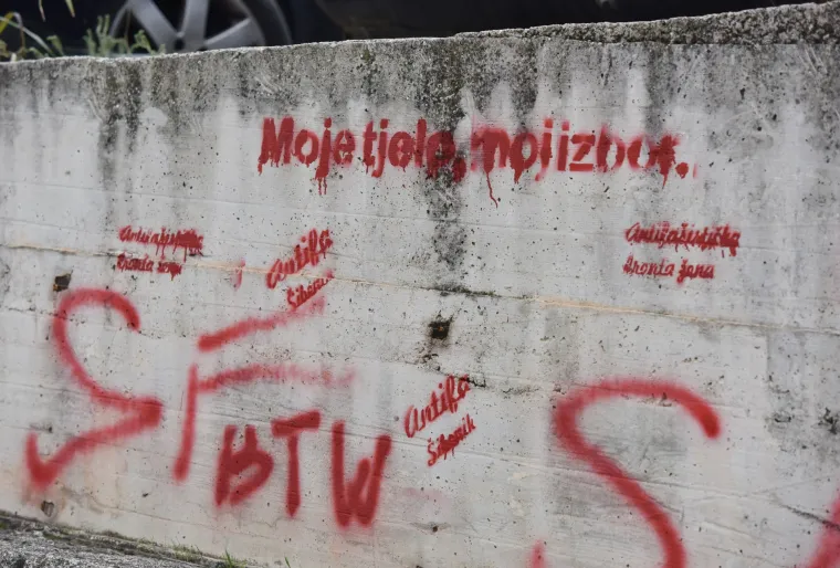 &Scaron;ibenik: Grafit na zidu ispred bolnice gdje vjernici mole protiv pobačaja