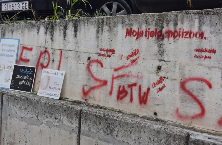 &Scaron;ibenik: Grafit na zidu ispred bolnice gdje vjernici mole protiv pobačaja
