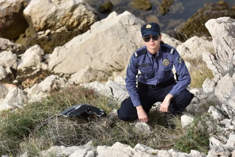 Policajka Petra Mitrović u subotu je pri svijesti održavala 36-godi&scaron;njeg motociklistu koji je u Modriči sletio s ceste u 15 metara duboku provaliju. Njezinu hrabrost zamijetila je cijela Hrvatska.