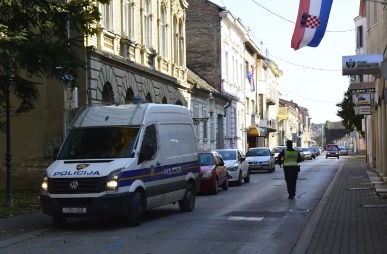 Privođenje osumnjičenog za dva ubojstva u Slavonskom Brodu