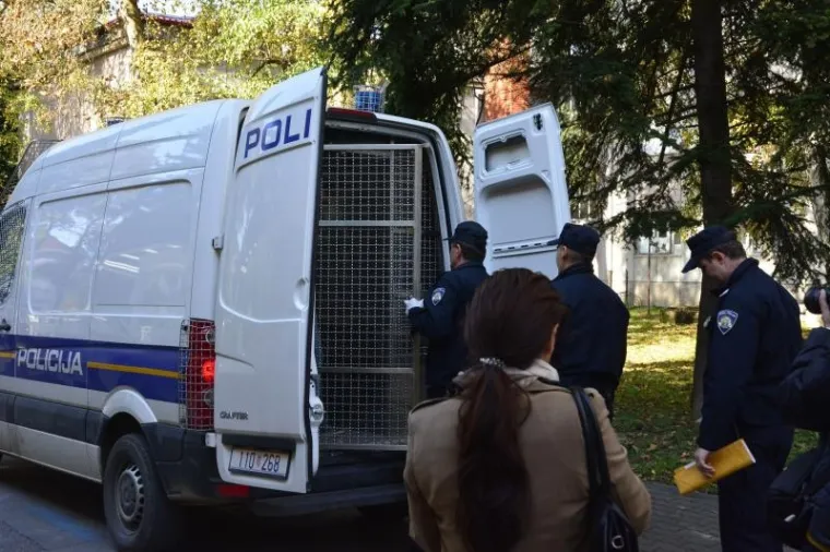 Privođenje osumnjičenog za dva ubojstva u Slavonskom Brodu