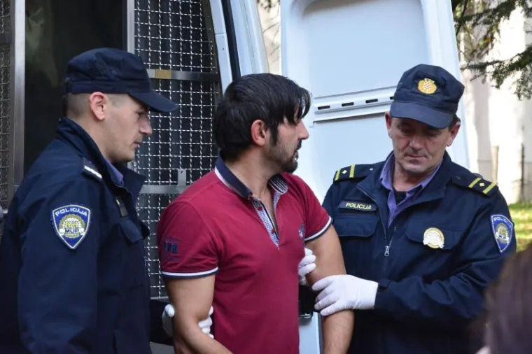 Privođenje osumnjičenog za dva ubojstva u Slavonskom Brodu