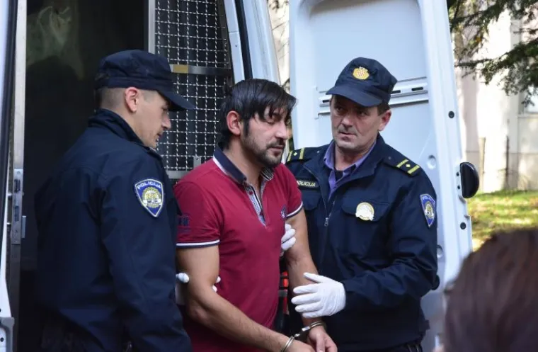 Privođenje osumnjičenog za dva ubojstva u Slavonskom Brodu