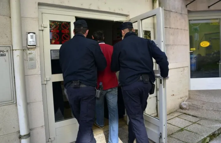 Privođenje osumnjičenog za dva ubojstva u Slavonskom Brodu