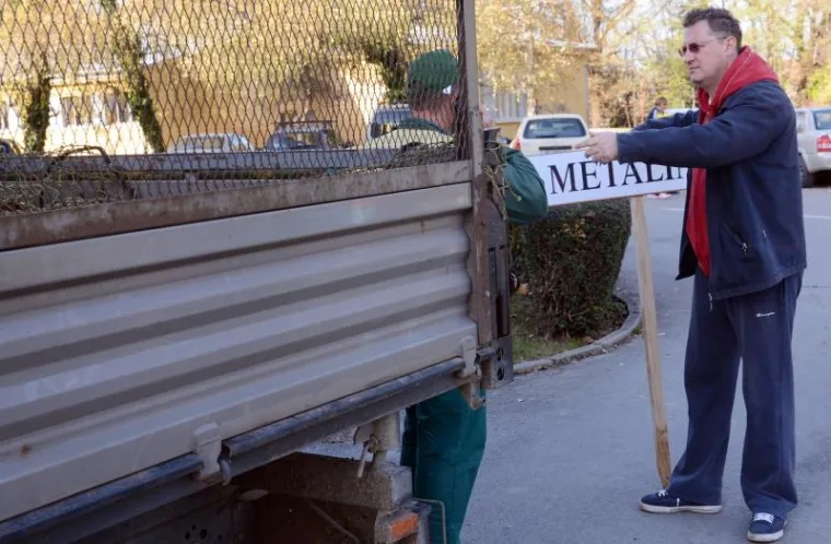 Prije početka performansa Gasic je od radnika Komunalca morao oduzeti jednu od ploča koju su oni uklonili po nalogu nekog od svojih šefova.