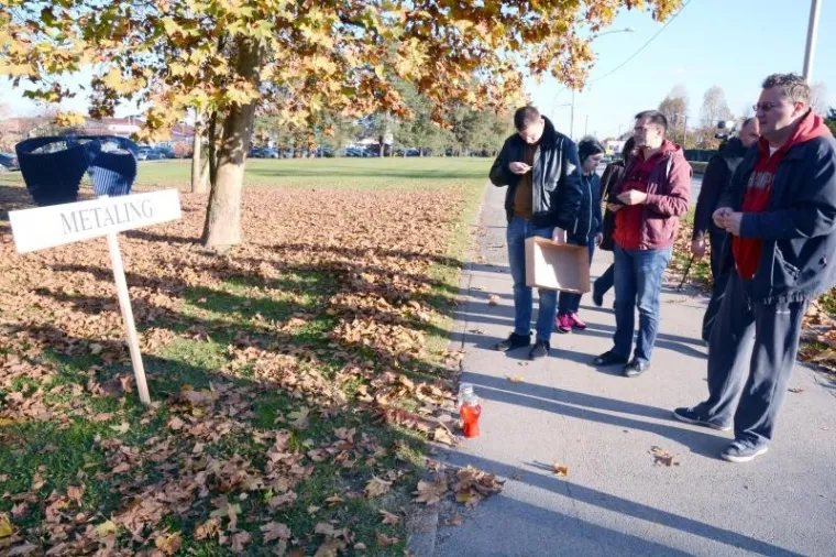ODALI POČAST SISAČKOM GOSPODARSTVU: Za svako propalo poduzeće podigli ploče i zapalili svijeće