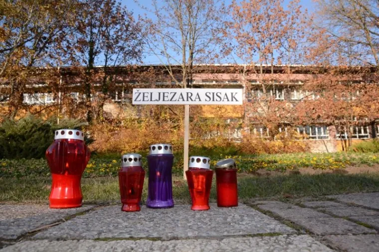 ODALI POČAST SISAČKOM GOSPODARSTVU: Za svako propalo poduzeće podigli ploče i zapalili svijeće