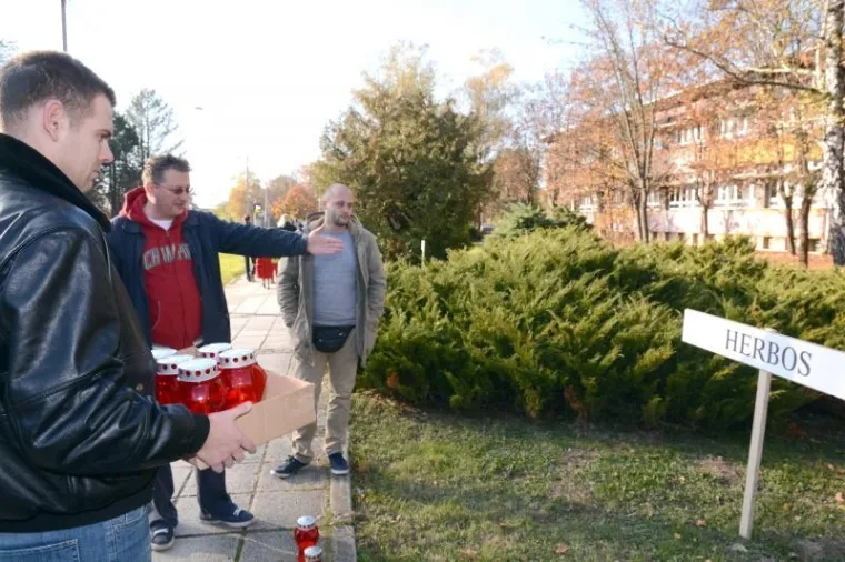 ODALI POČAST SISAČKOM GOSPODARSTVU: Za svako propalo poduzeće podigli ploče i zapalili svijeće
