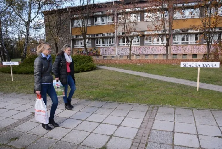 ODALI POČAST SISAČKOM GOSPODARSTVU: Za svako propalo poduzeće podigli ploče i zapalili svijeće