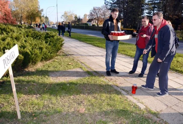 ODALI POČAST SISAČKOM GOSPODARSTVU: Za svako propalo poduzeće podigli ploče i zapalili svijeće