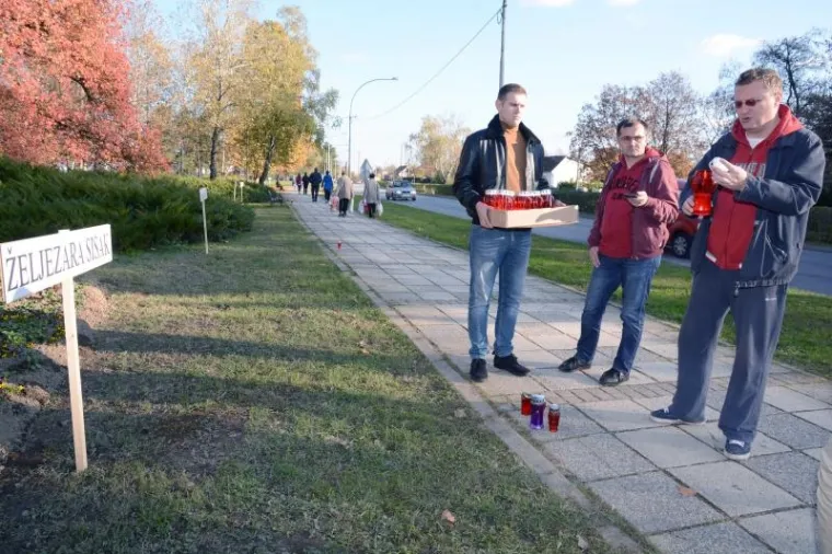 ODALI POČAST SISAČKOM GOSPODARSTVU: Za svako propalo poduzeće podigli ploče i zapalili svijeće