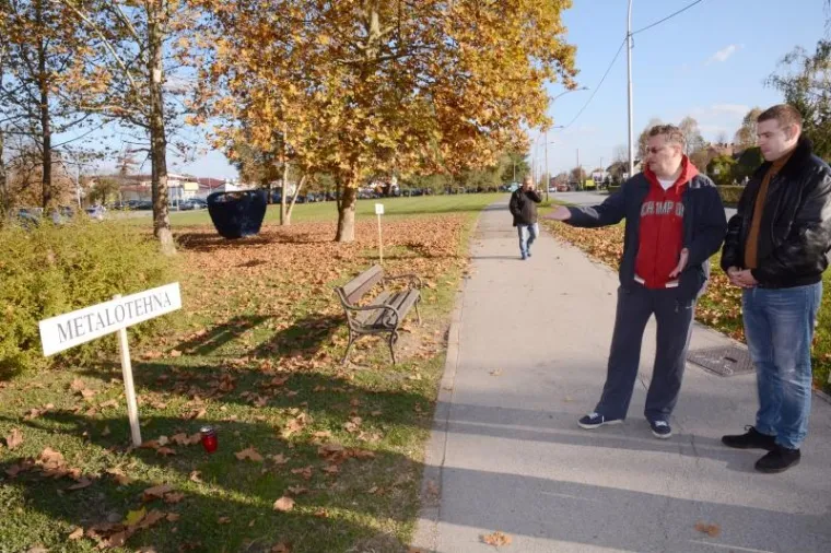 ODALI POČAST SISAČKOM GOSPODARSTVU: Za svako propalo poduzeće podigli ploče i zapalili svijeće