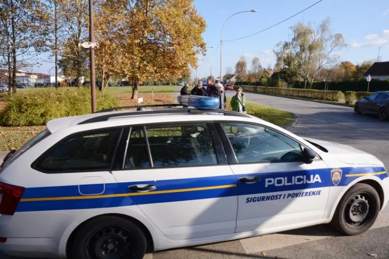 ODALI POČAST SISAČKOM GOSPODARSTVU: Za svako propalo poduzeće podigli ploče i zapalili svijeće