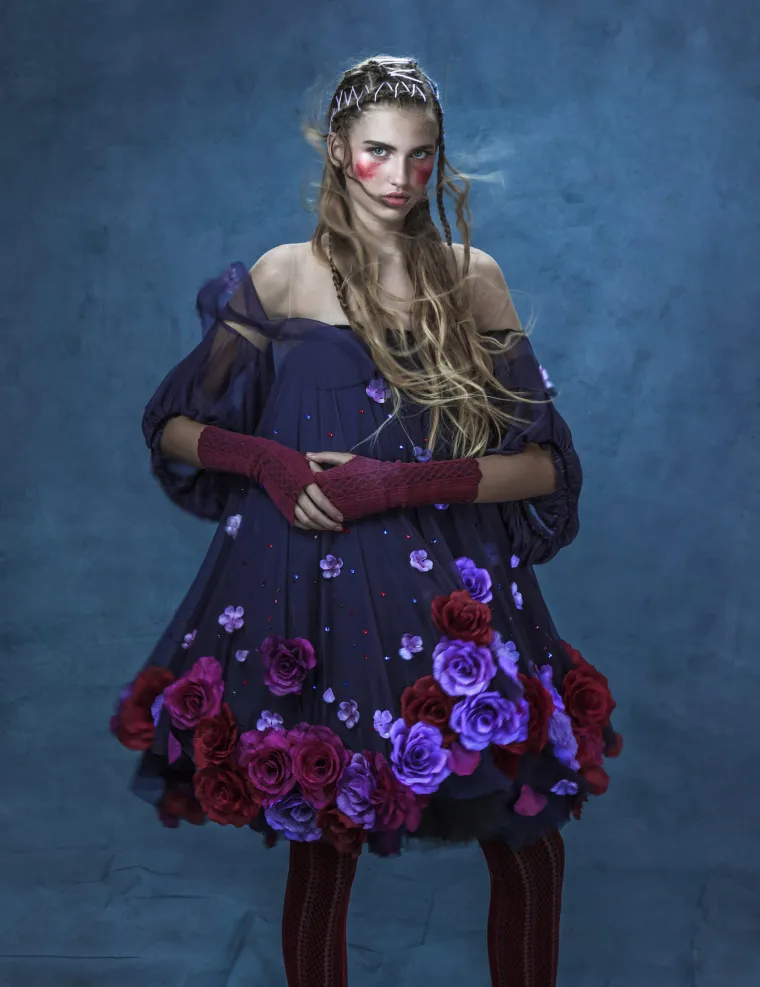 Najnovija kampanja studija Boudoir za kolekciju &ldquo;Bloom Noir&rdquo; snimljena je u režiji nagrađivanoga modnog fotografa Mladena &Scaron;arića, te prezentira nevjerojatan spoj couture kreacija i najnovije pr&ecirc;t-&agrave;-porter linije koja je već sada dostupna u ateljeu na adresi Radićeva 22