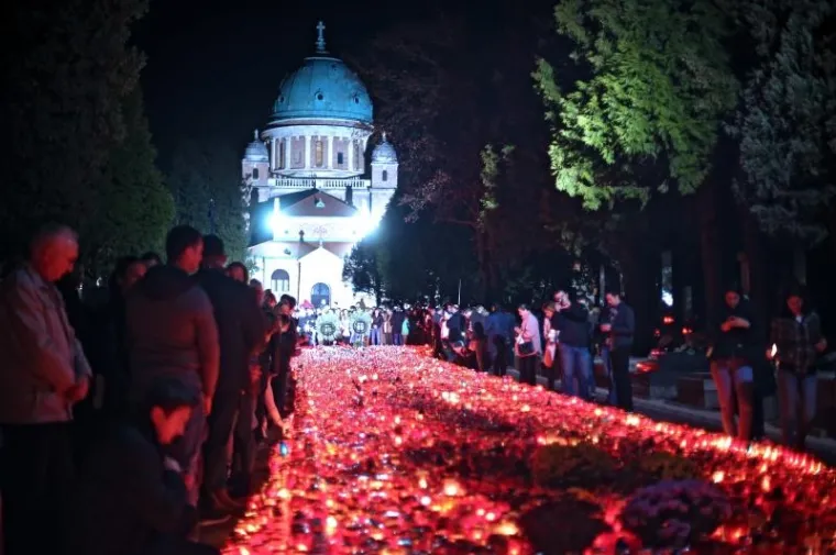 Na dan Svih svetih brojni na&scaron;i sugrađani obi&scaron;li su groblja i zapalili svijeće na grobovima svojih najmilijih, ali i na prostorima pokraj sredi&scaron;njih križeva
