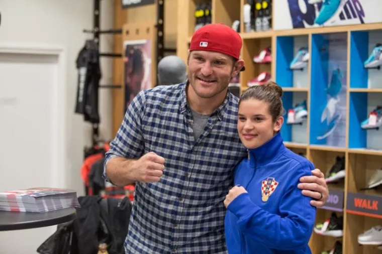UFC-ov prvak Stipe Miočić do&scaron;ao je u srijedu u Zagreb i družio se s obožavateljima u jednom &scaron;oping-centru.