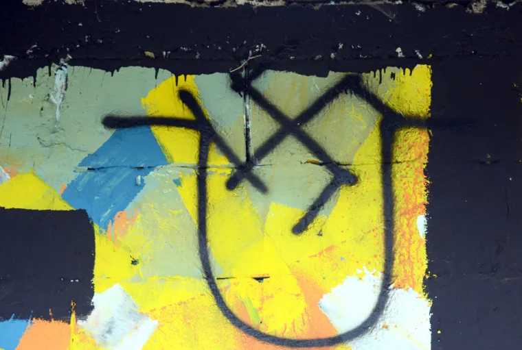 Sisak: Vandali neprimjerenim natpisima uni&scaron;tili mural nastao na festivalu Re:think