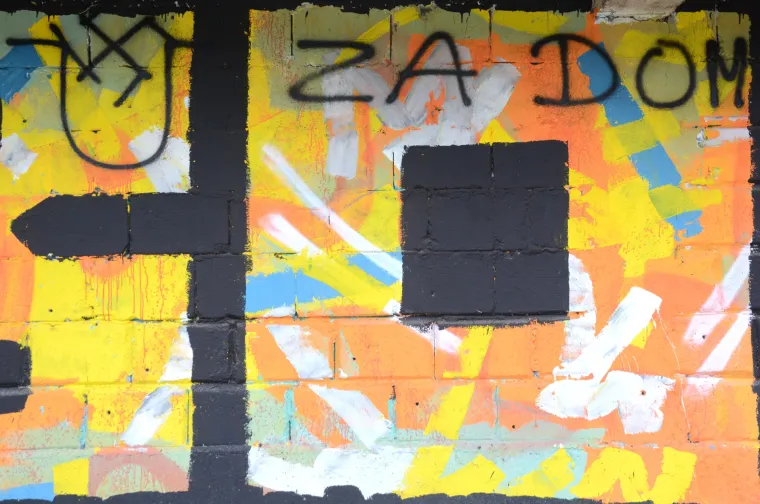 Sisak: Vandali neprimjerenim natpisima uni&scaron;tili mural nastao na festivalu Re:think