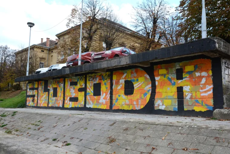 Sisak: Vandali neprimjerenim natpisima uni&scaron;tili mural nastao na festivalu Re:think