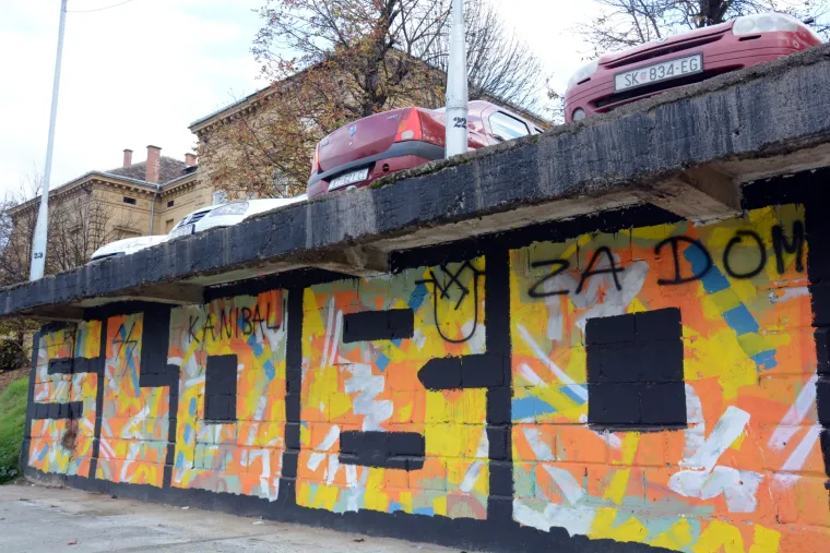 Sisak: Vandali neprimjerenim natpisima uni&scaron;tili mural nastao na festivalu Re:think
