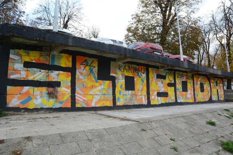 Sisak: Vandali neprimjerenim natpisima uni&scaron;tili mural nastao na festivalu Re:think