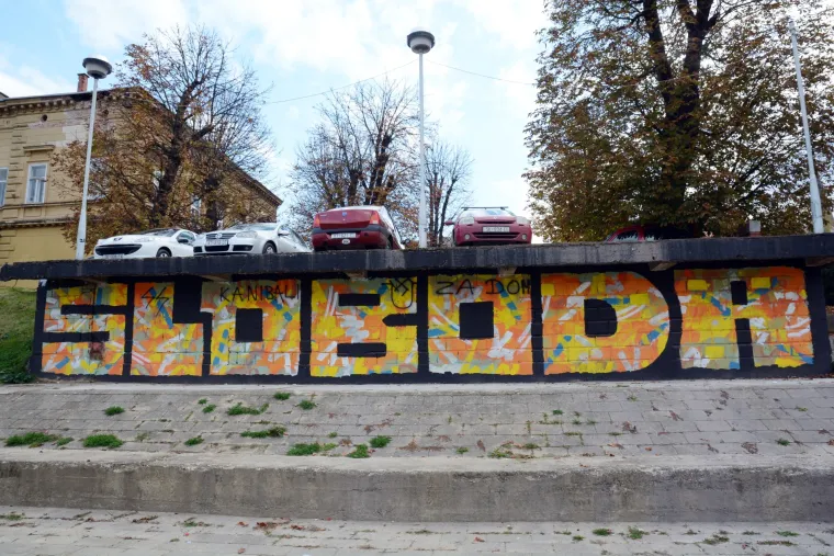 Sisak: Vandali neprimjerenim natpisima uni&scaron;tili mural nastao na festivalu Re:think